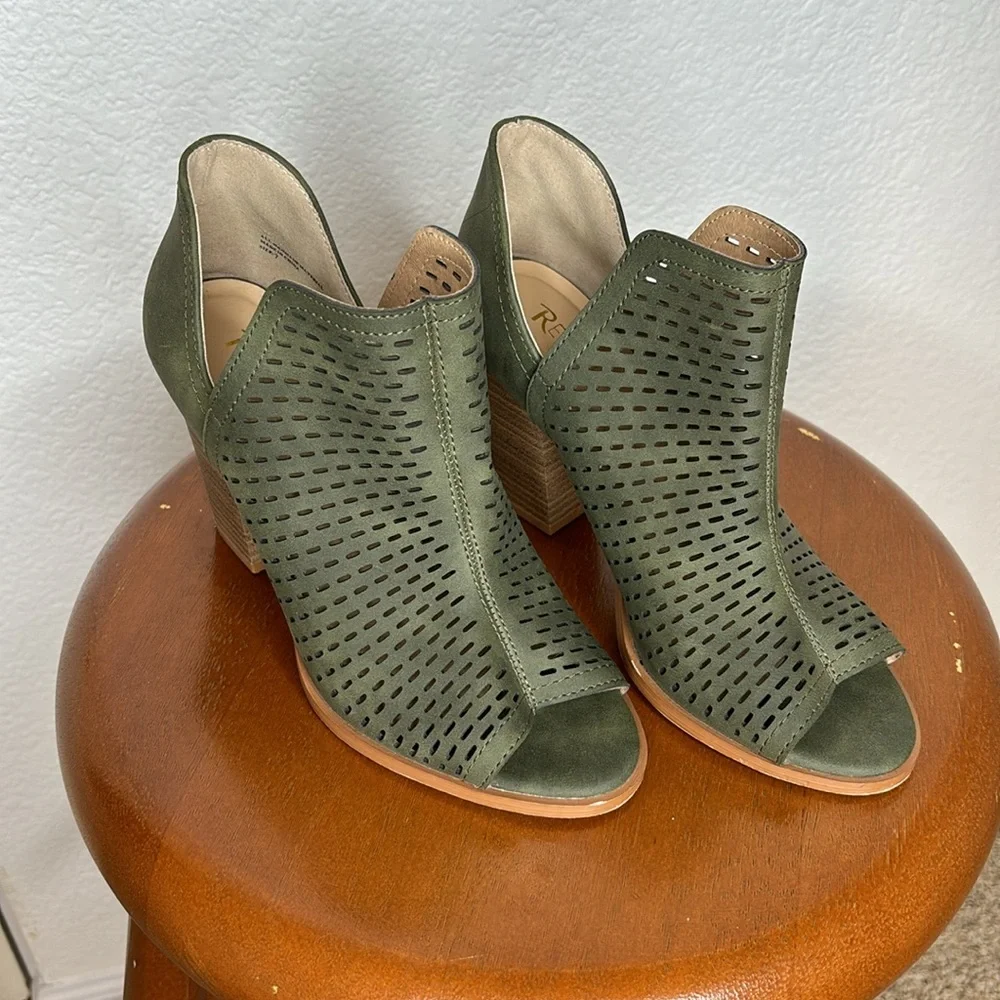 Restricted Open Toe Heel | Olive | Size 7 - Picture 9 of 13